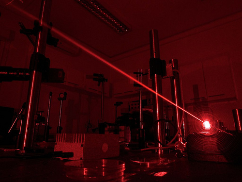 Vai trò của khí Helium trong lĩnh vực Laser